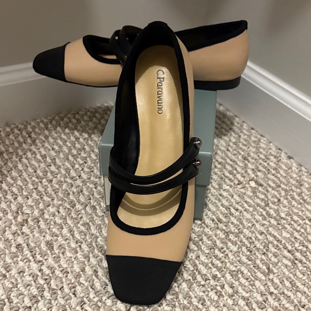 NEW-Two tone flats gorgeous size 8.5 /38.5